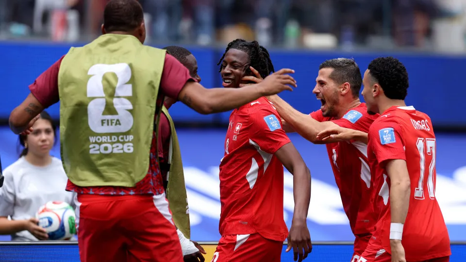 Suíça goleia Bósnia perto do fim, em chuva de gols inesperada Suíça goleia Bósnia perto do fim, em chuva de gols inesperada