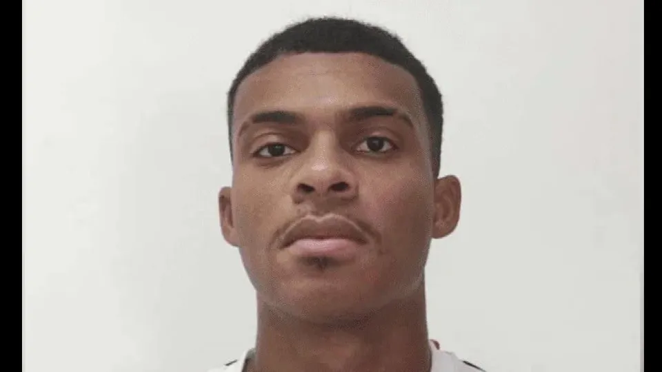 Jogador de 20 anos sofre parada cardíaca durante treino e vai para UTI Jogador de 20 anos sofre parada cardíaca durante treino e vai para UTI