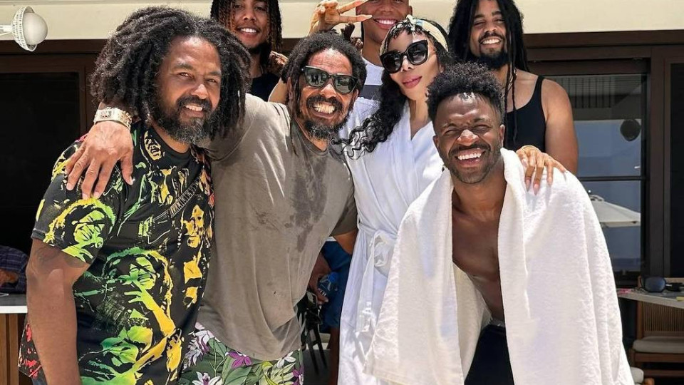 Vini Jr. encontra família de Bob Marley durante férias na Jamaica