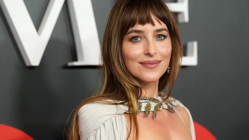 Dakota Johnson surge irreconhecível como Marilyn Monroe em novo filme