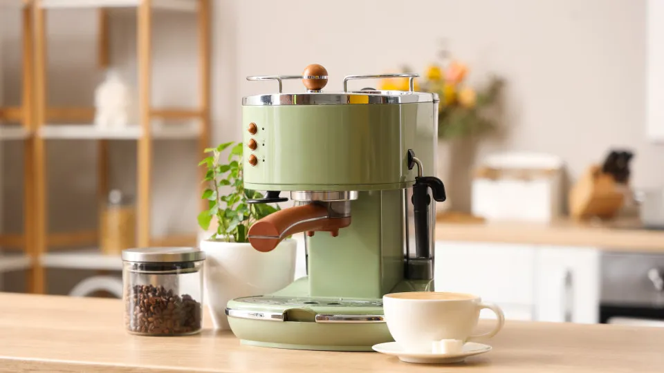 O erro de limpeza que cria um antro de germes na sua máquina de café