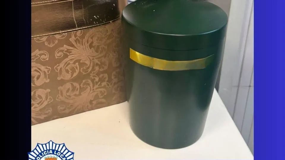 Polícia procura família que esqueceu urna com cinzas em supermercado