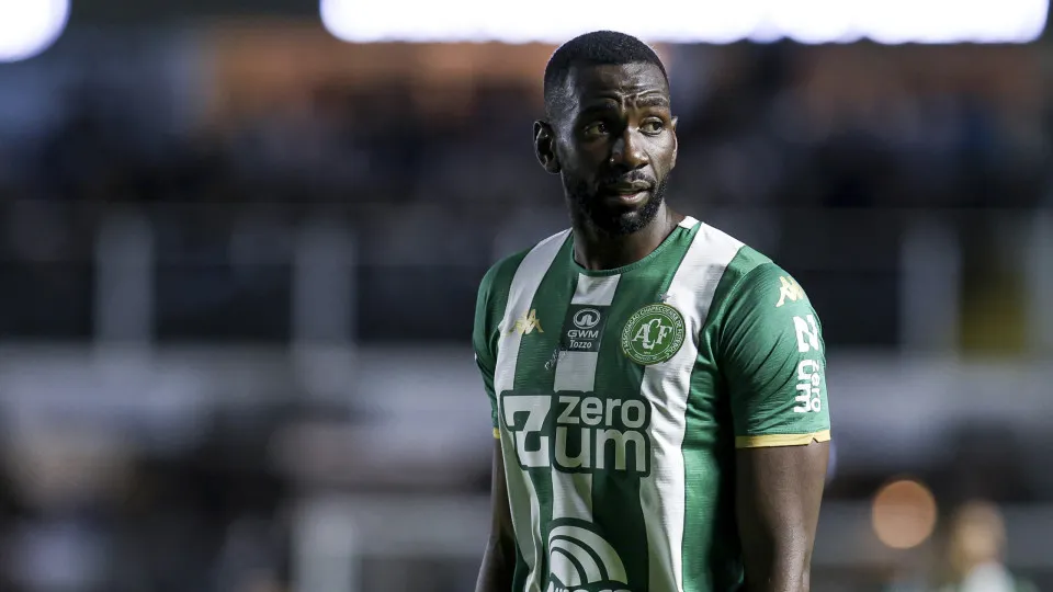 Jogador da Chapecoense é internado com lesão no pâncreas após enfrentar Cruzeiro