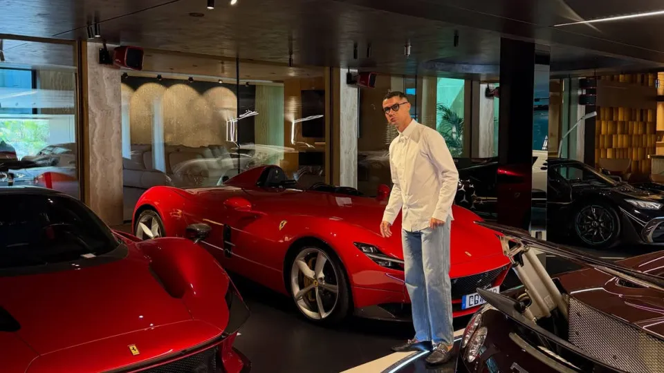 Cristiano Ronaldo abre garagem e exibe coleção de carros milionária
