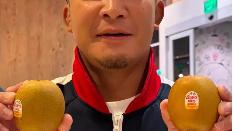 Lutador japonês leva 'golpe da fruta' e paga R$ 95 por dois kiwis em SP