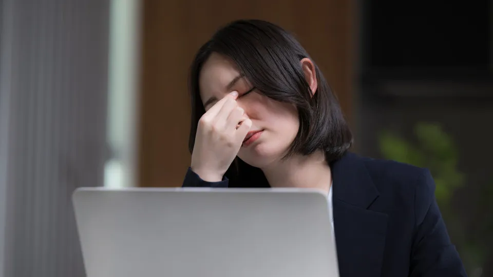 Olhos cansados no computador? Estas 5 dicas vão ajudá-lo