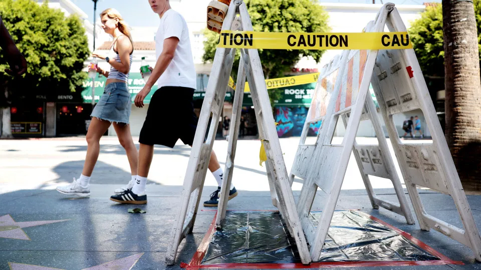 Estrela de Dolly Parton na Calçada da Fama ganha restauro após vandalismo