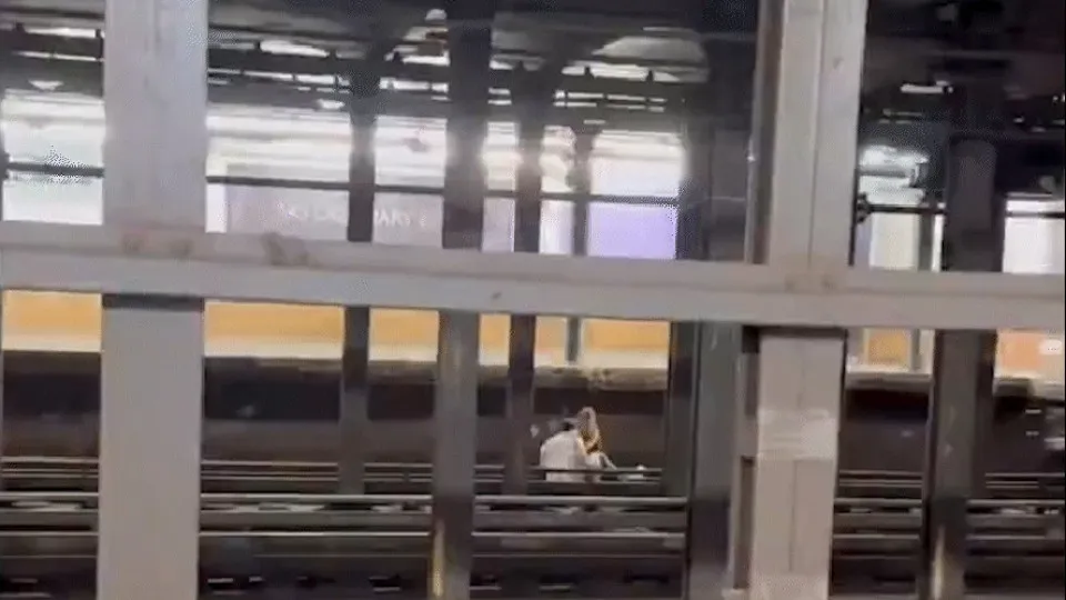 Amigos sentam nos trilhos do metrô e morrem atingidos por trem; vídeo