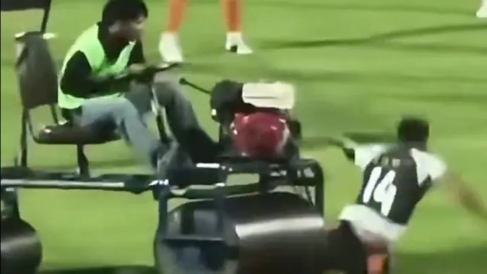 Jogador inglês é atropelado em pleno gramado; imagens chocam