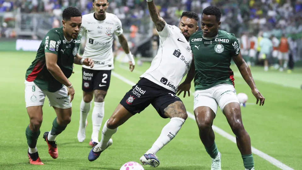 Palmeiras goleia Corinthians, mas Flamengo segue líder do Brasileirão