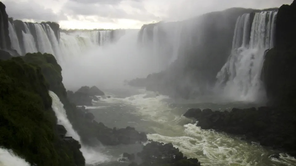 Cheia do rio Iguaçu provoca restrições nas Cataratas do Iguaçu