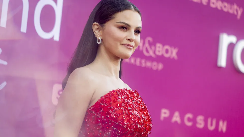 Selena Gomez diz que uso de cigarro eletrônico mudou sua voz; veja