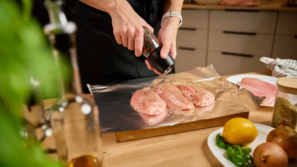 Erro ao preparar frango pode causar contaminação; veja como evitar isso