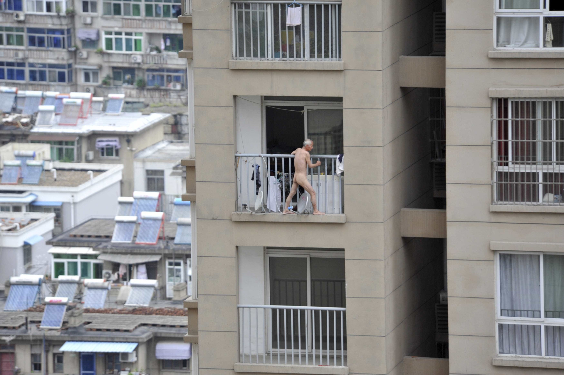 мужик выходит на балкон голым фото 89