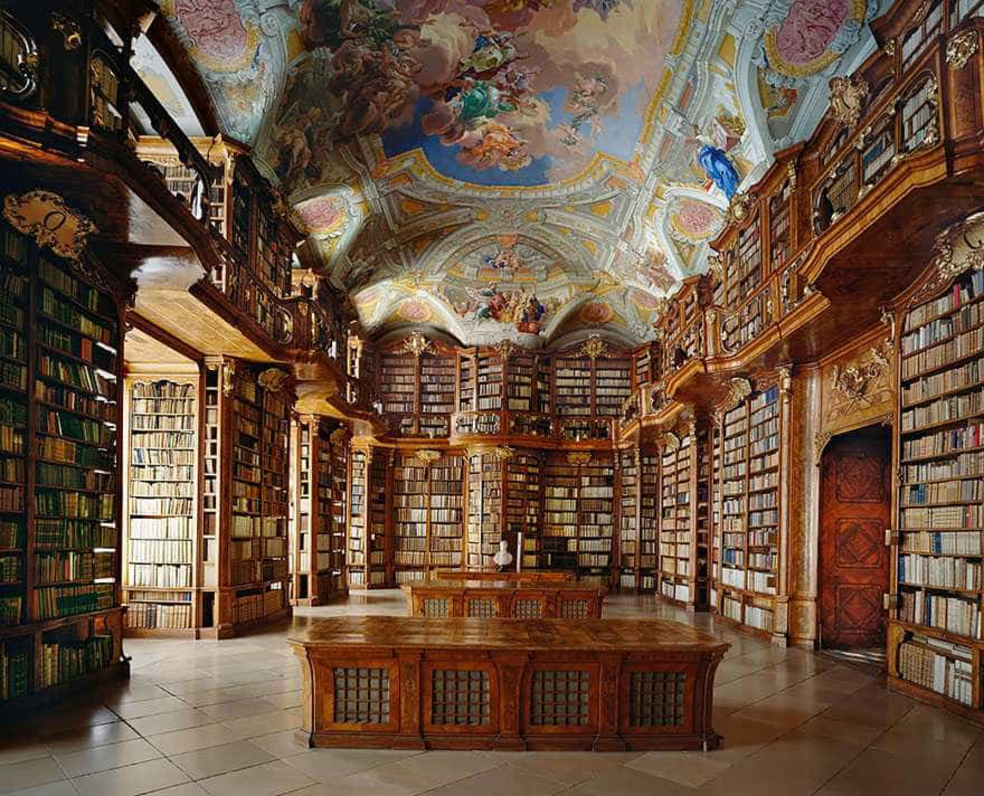Библиотека в ней находится. Библиотека монастыря Санкт-Флориан, Австрия. Библиотека монастыря Святого Флориана, Австрия. Библиотека монастыря Святого Флориана. Библиотека Жуанина Коимбра Португалия.
