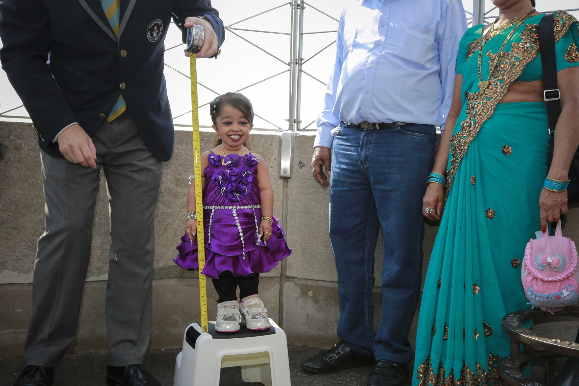 Маленькие люди связали большого человека. Джиоти Амге. Джиоти Амге рост. Джиоти Амге рекорд Гиннесса. Самая маленькая женщина.