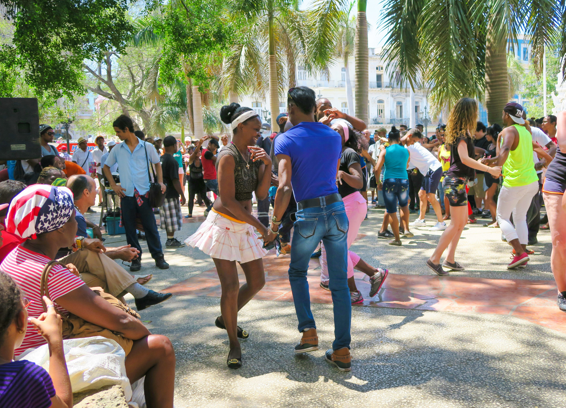 Реальное время куба. Куба Малекон Гавана танцы. Куба российские туристы Гавана. Варадеро кубинцы. Гавана сальса.