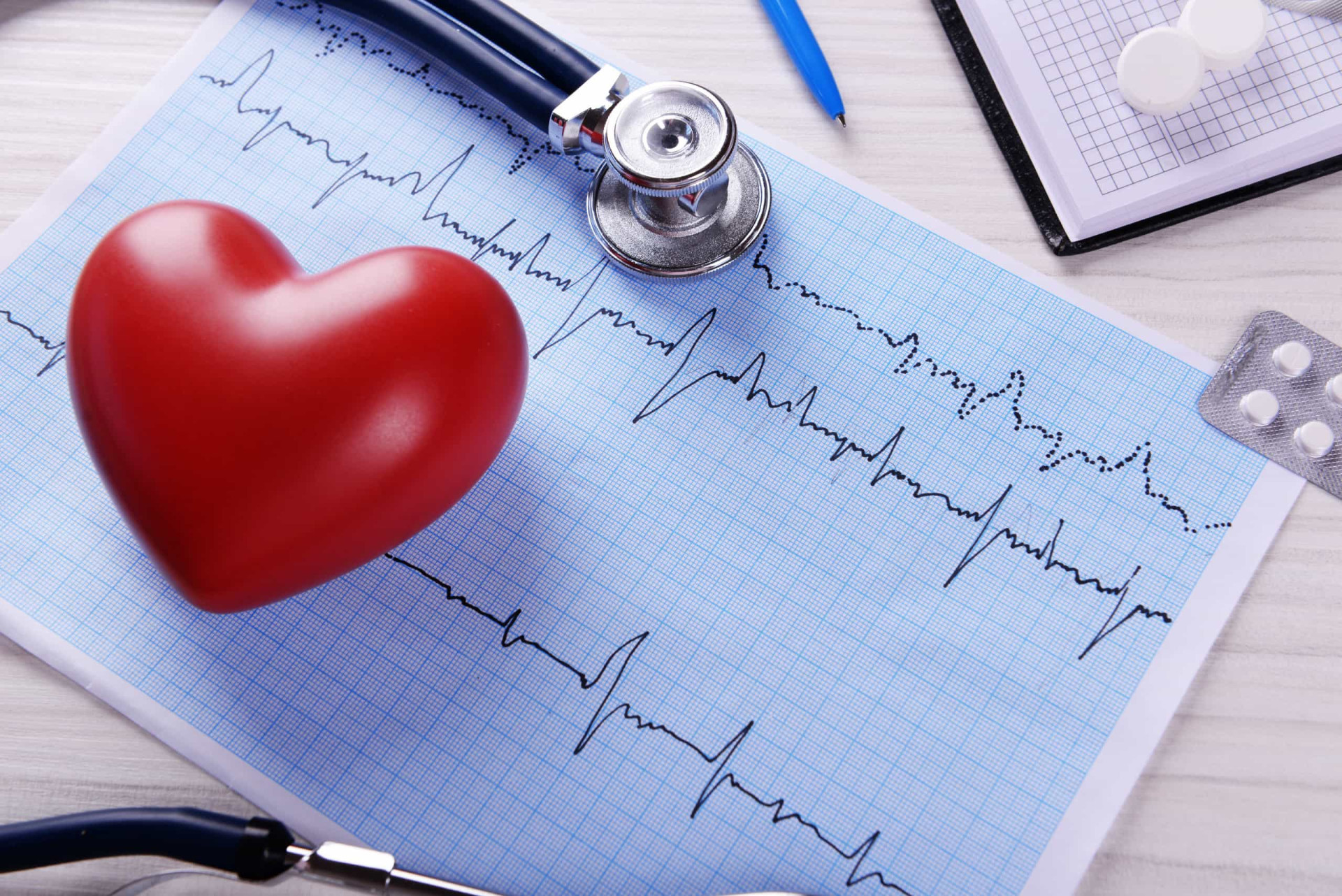 Экг. Кардиограмма сердца. ЭКГ сердца. С днем кардиолога картинки. ЭКГ картинки.