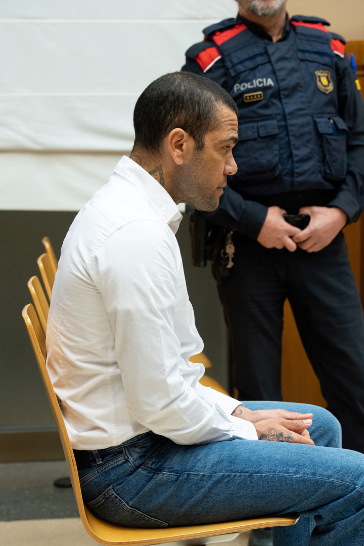 As primeiras imagens de Daniel Alves no tribunal, um ano após a detenção
