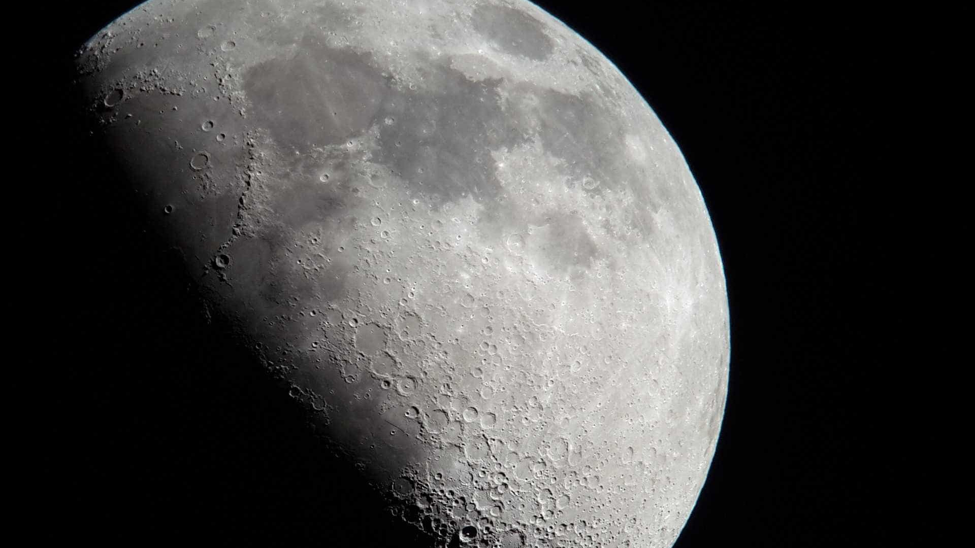 Lua 'muda' de direção e fenômeno é captado por observatório da NASA