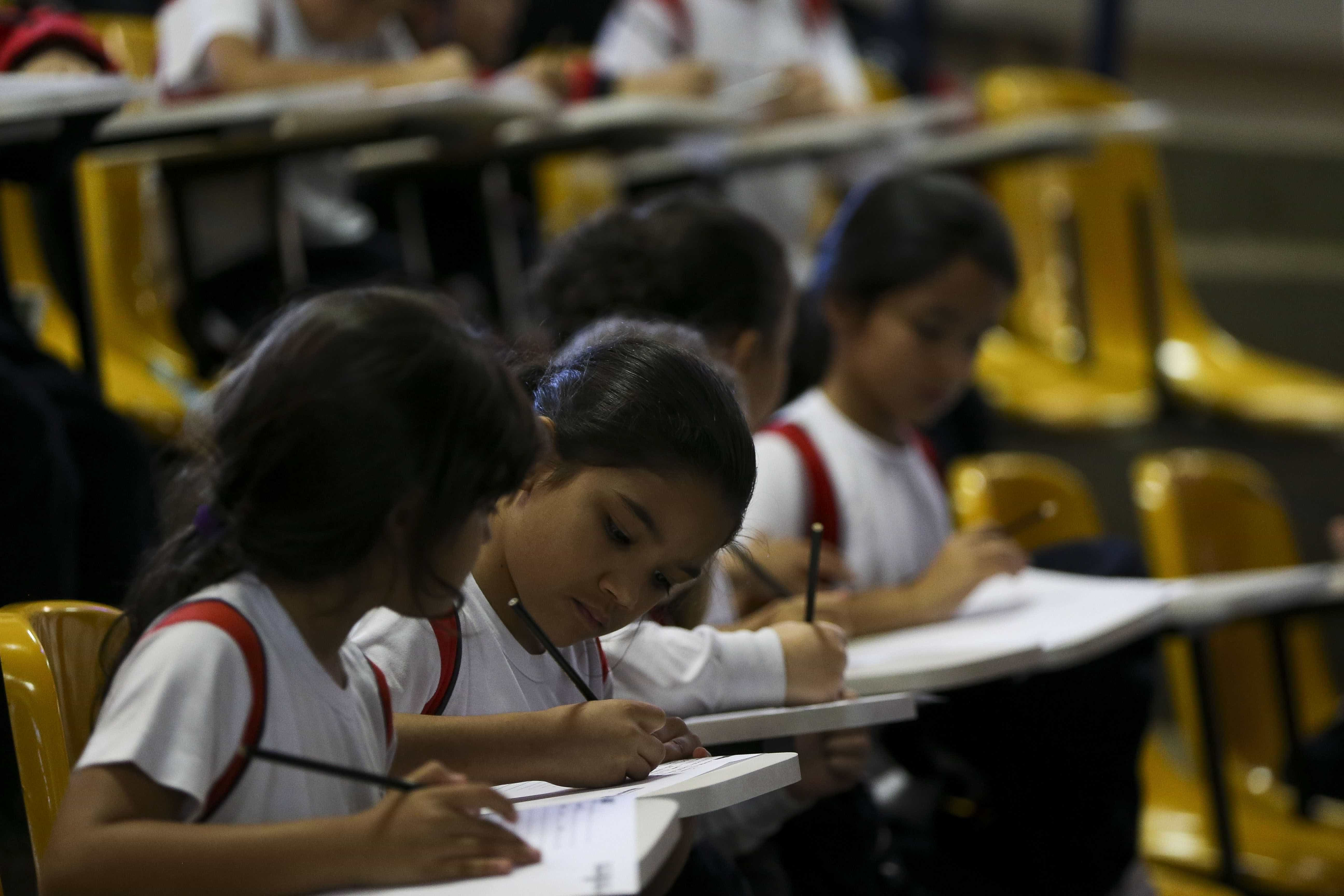 MEC desiste de pedir vídeos de alunos cantando o Hino Nacional