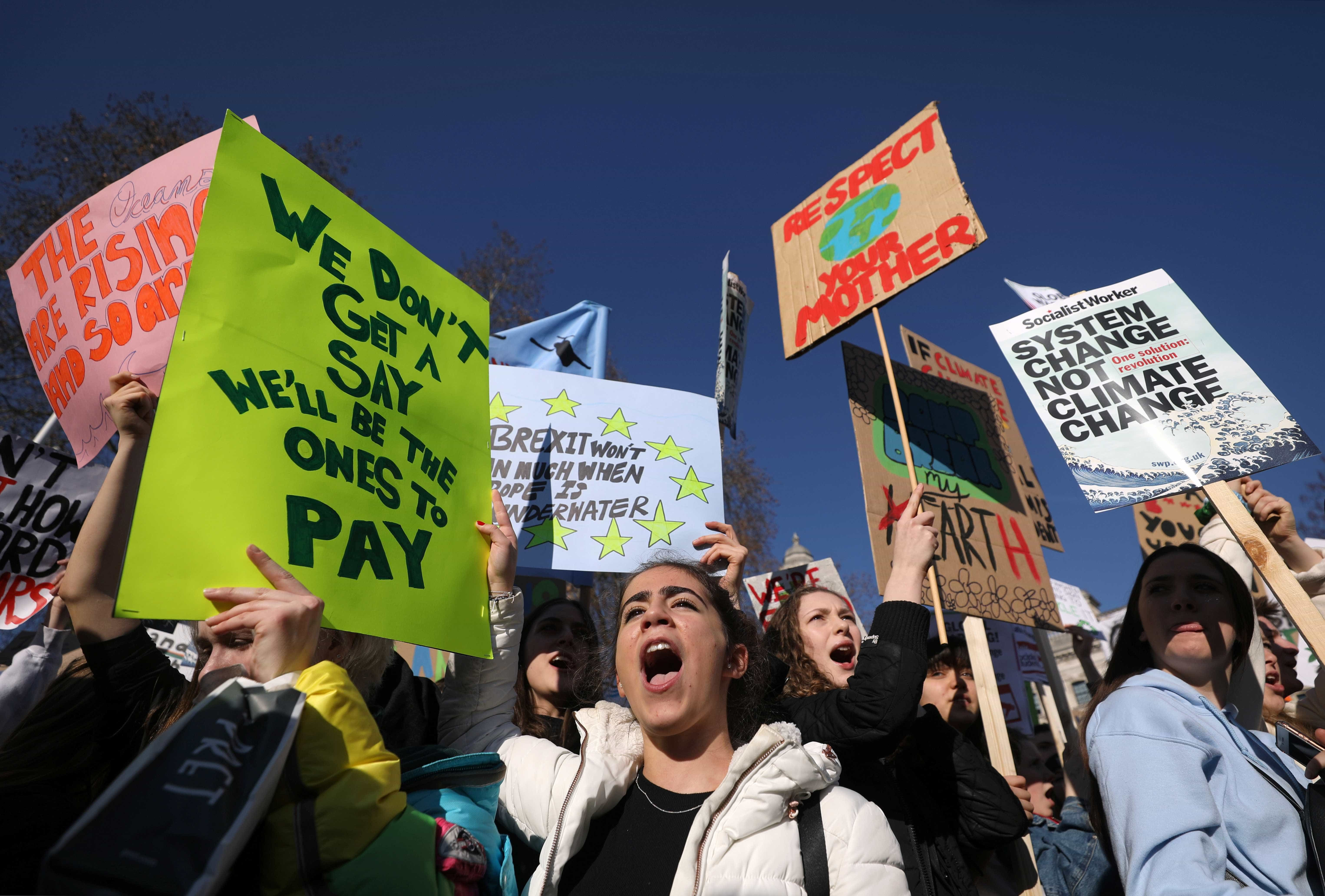 Estudantes britÃ¢nicos paralisam aulas em protesto por aÃ§Ã£o climÃ¡tica